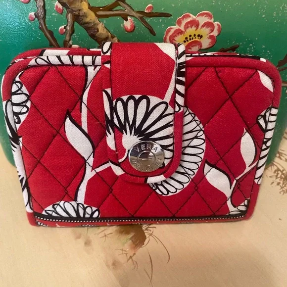 🎈🎈S O L D 🎈🎈👍👍 Vera Bradley Floral Red Black and White Quilted Wallet - Picture 6 of 12
